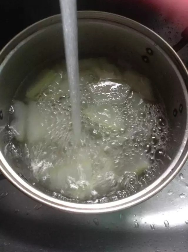 凤梨酥自己动手做真材实料皮薄大馅。,过一下凉水,让冬瓜快速冷却。