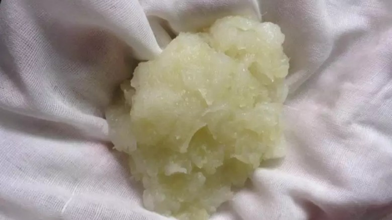 凤梨酥自己动手做真材实料皮薄大馅。,冷却好的冬瓜,用纱布包起来,挤掉水分。冬瓜水丢弃不用。