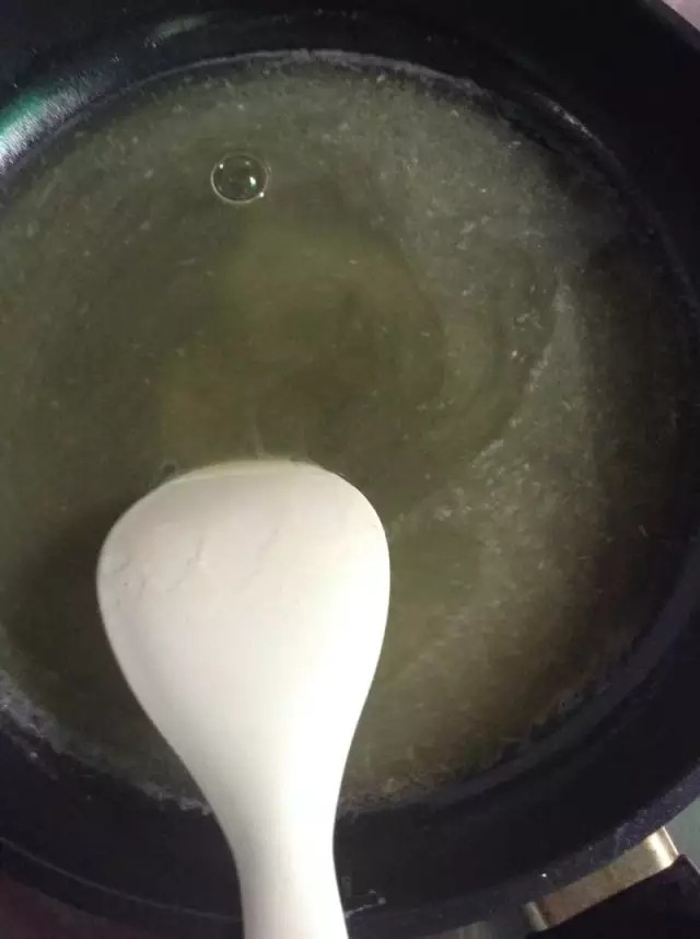凤梨酥自己动手做真材实料皮薄大馅。,大火煮开以后转小火,不断搅拌直到糖完全溶解。
