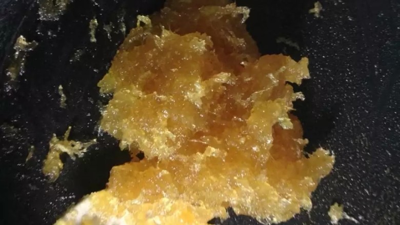 凤梨酥自己动手做真材实料皮薄大馅。,炒制过程中,锅里的水分会慢慢变少,馅会慢慢成型。炒到如图所示的金黄色状态,凤梨馅就做好了。
