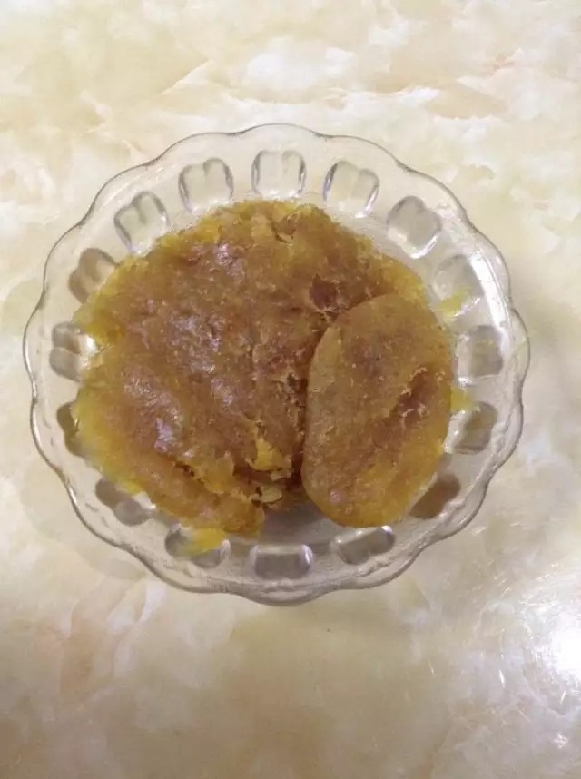 凤梨酥自己动手做真材实料皮薄大馅。,做好的凤梨馅盛出来放在碗里,冷却后使用,尽量把凤梨馅摊平摊薄一点,可以更快的冷却。