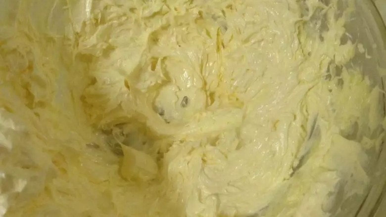 凤梨酥自己动手做真材实料皮薄大馅。,继续打发至鸡蛋与黄油完全融合,呈羽毛状。