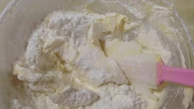 凤梨酥自己动手做真材实料皮薄大馅。,用橡皮刮刀拌匀,使粉类和黄油混合物完全混合