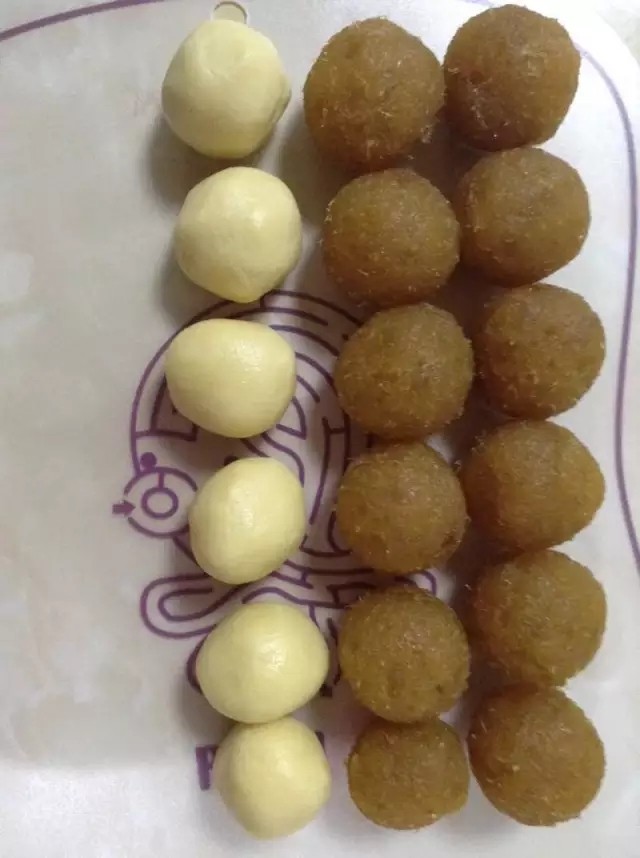 凤梨酥自己动手做真材实料皮薄大馅。,酥皮面团做好以后开始包凤梨酥。根据要制作的凤梨酥大小,将面团和馅料按2:3的比例称重。我制作的凤梨酥是45g重。那酥皮称17g和凤梨馅28g。