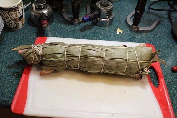 五香捆蹄,用纱布或竹叶包好猪脚,再用棉绳紧紧捆好。这样入锅<a style='color:red;display:inline-block;' href='/shicai/ 156925'>水</a>滚才可以维持猪脚形状不至散开。用竹叶是可以多一些香气。