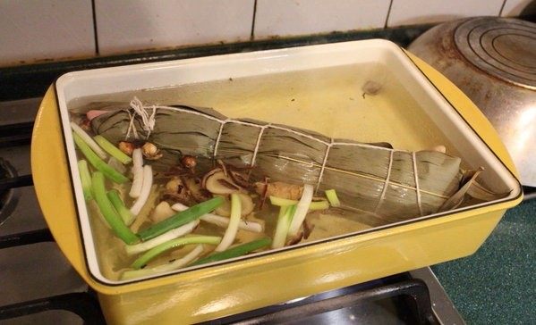 五香捆蹄,将卤水材料放入锅内,将猪脚放入,大火煮滚后,转小火,盖盖,炖煮40-50分钟。