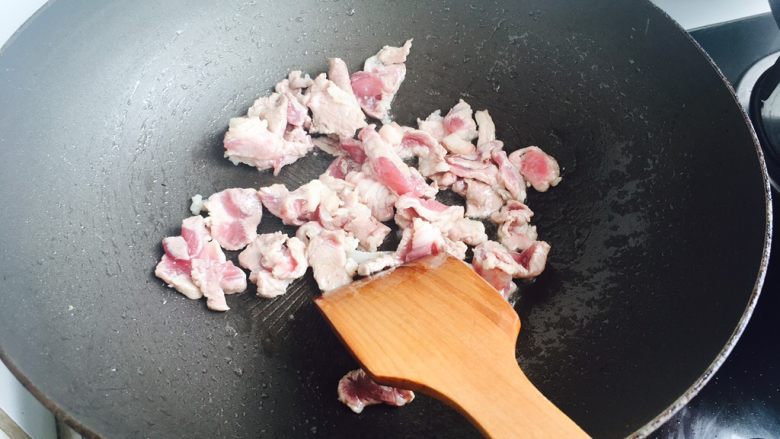 干锅小炒肉,留些许油,放入肉片炒至肉片断生……
盛出备用