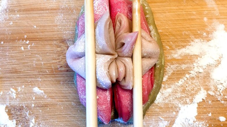 莲花花卷,用筷子竖着压在花卷上,然后慢慢抽出筷子;