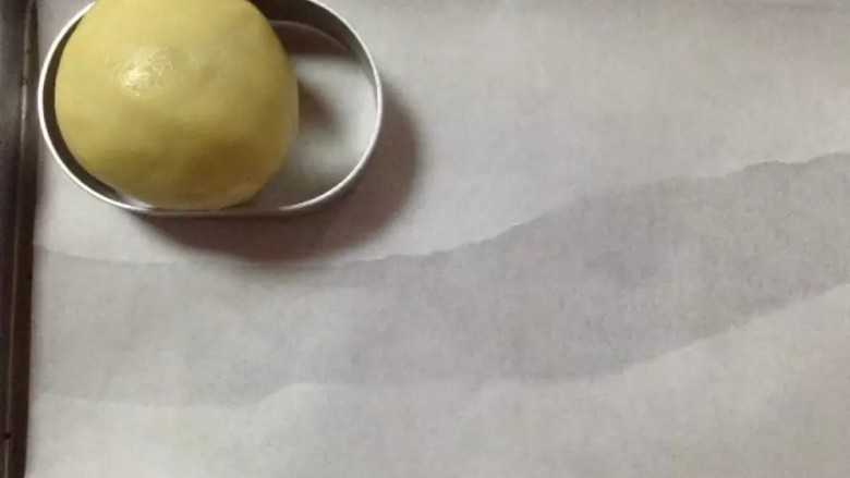 凤梨酥自己动手做真材实料皮薄大馅。,把凤梨酥模具摆在烤盘上,将包好的面团放到模具里面。用手把面团压平,使面团在模具里定型。