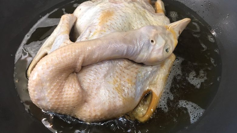 酱油焖鸭,油热,小火下鸭。尽量全身都过到油过油时用中小火