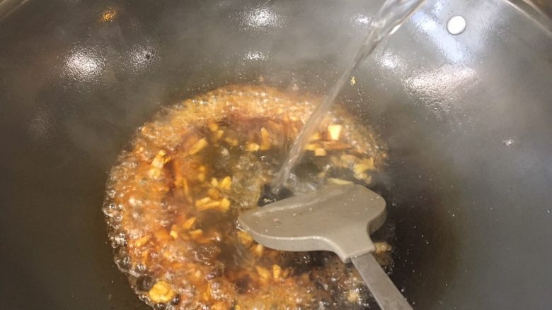 酱油焖鸭,倒入剩下的酱油,加水