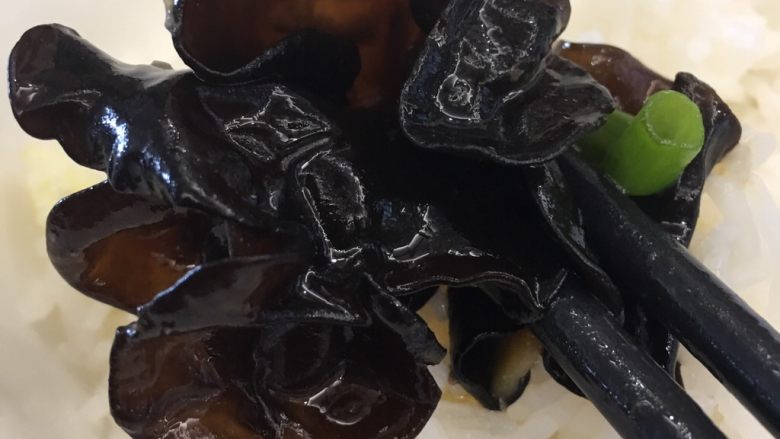 酱油焖鸭,香菇木耳吸收鸭汁精华,简直好吃到不要不要的。