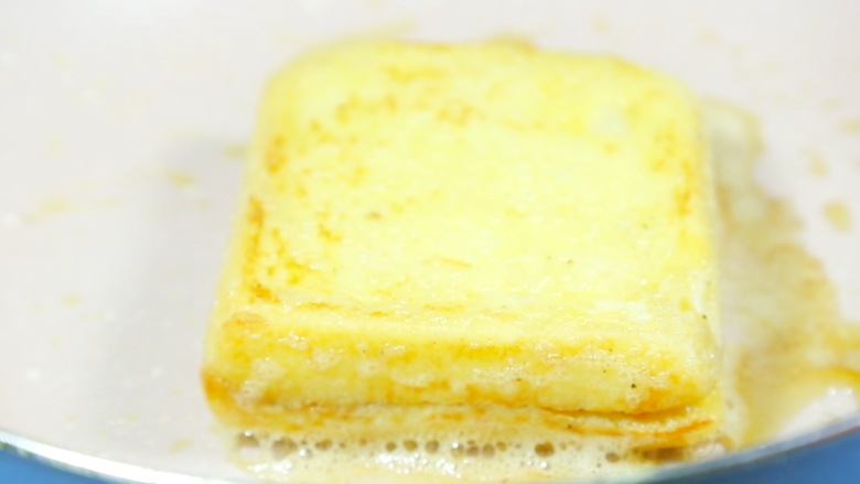 港式茶餐厅小吃，香甜味美的西多士,待表面呈现金黄色后可以出锅了