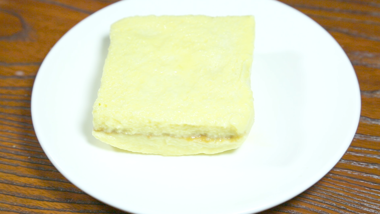 港式茶餐厅小吃，香甜味美的西多士,将准备好的面包的六个面沾满蛋液