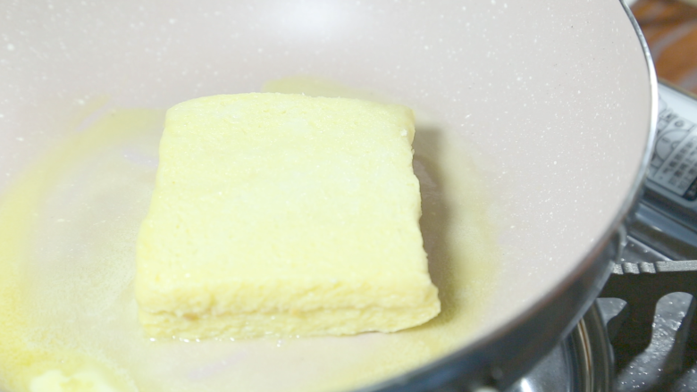 港式茶餐厅小吃，香甜味美的西多士,待黄油完全融化后放入沾满蛋液的面包