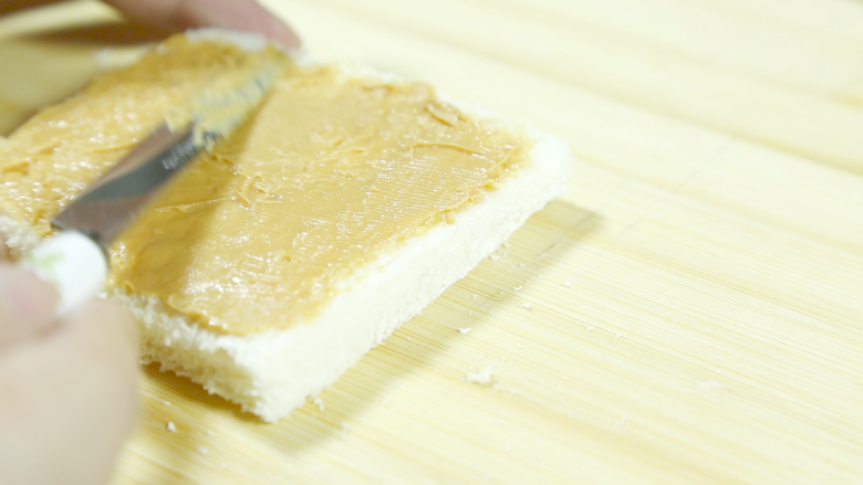 港式茶餐厅小吃，香甜味美的西多士,在其中一片面包表面涂抹上<a style='color:red;display:inline-block;' href='/shicai/ 711'>花生酱</a>