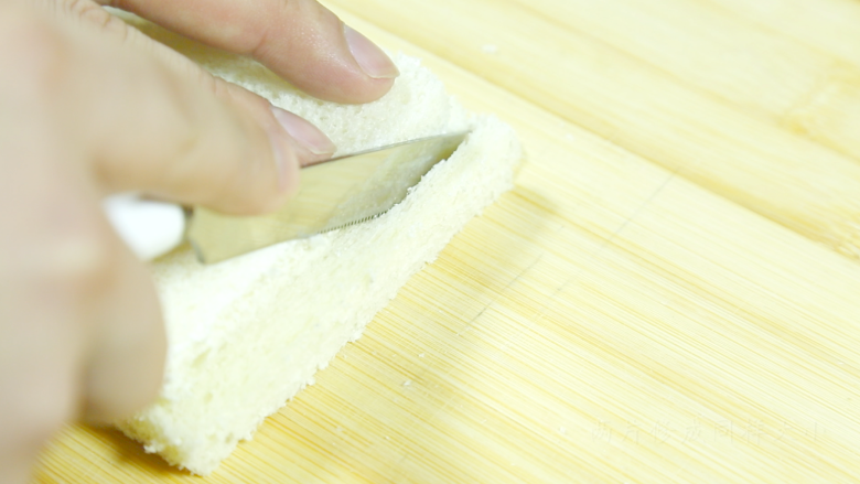 港式茶餐厅小吃，香甜味美的西多士,切去硬边后两片面包裁成同样大小