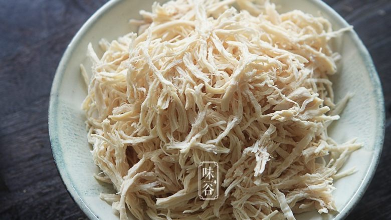 清爽开胃的凉拌鸡丝,鸡胸肉煮熟后捞出晾凉,然后撕成鸡丝,可以用袋子装着用擀面棍把它压散,这样比较容易撕;