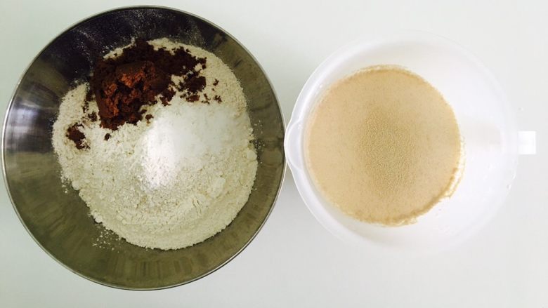 全麦红糖红枣欧包,材料称好,干粉类和湿料液体类分称,酵母放湿料。黄油和坚果干类另外称噢!
