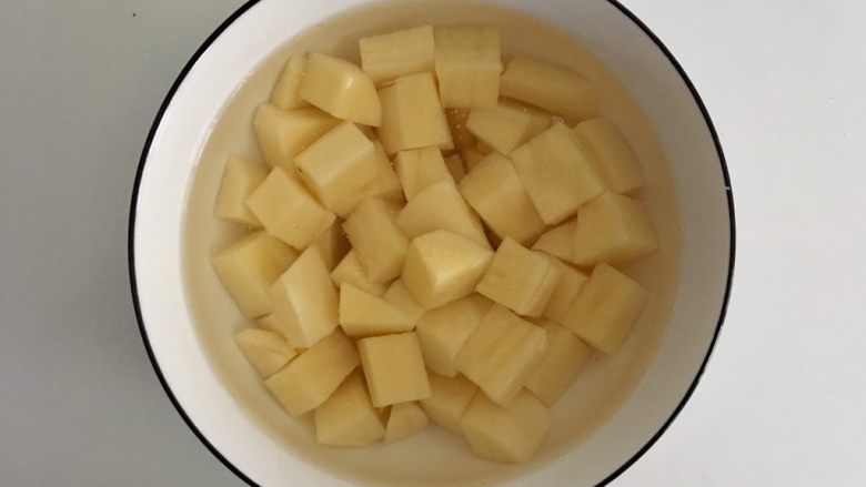 【咖喱牛肉】小熊便当,土豆去皮切块,泡水备用