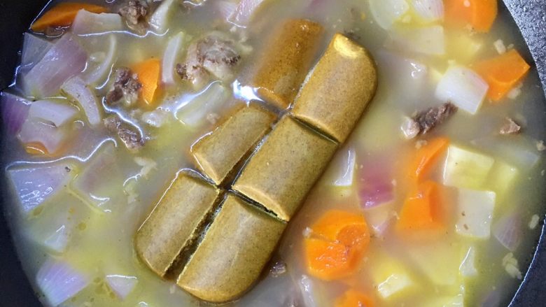 【咖喱牛肉】小熊便当,炖好后关火!咖喱掰小块放入搅拌至融化