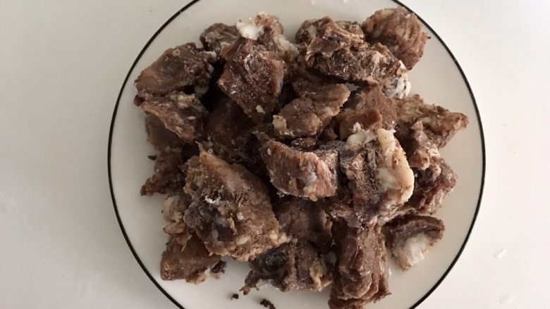 【咖喱牛肉】小熊便当,<a style='color:red;display:inline-block;' href='/shicai/ 216'>牛肉</a>提供3个建议
1.烧热水,将切块的生<a style='color:red;display:inline-block;' href='/shicai/ 216'>牛肉</a>焯出血水备用(这种肉不易软烂)
2.高压锅版,执行方法1后,高压锅放炖肉料超过肉的水压熟(上汽转小火15分钟)多了可分小份密封冷冻。上图为冷冻后的(肉软烂但耗时)
3.用片好卷的火锅<a style='color:red;display:inline-block;' href='/shicai/ 216'>牛肉</a>卷,冷盐水里浸泡,把卷打开抓散(否则容易一坨)(怕麻烦又要好吃的推荐这个)