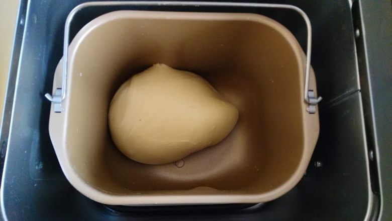 烙莲蓉甜饼,按两次揉面程序,揉成光滑的面团