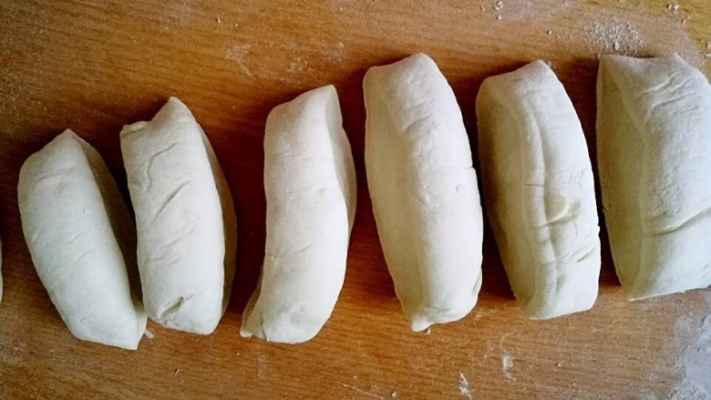 烙莲蓉甜饼,切成若干个大小相同的小剂子