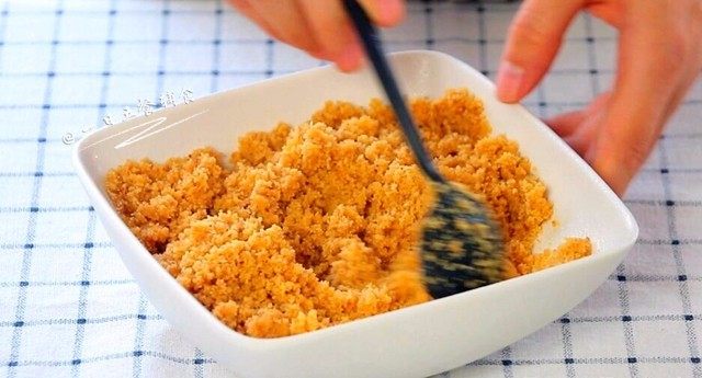 火龙果慕斯,黄油加入饼干中,混合均匀。