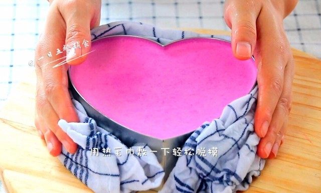 火龙果慕斯,将凝固好的慕斯从冰箱取出,用热毛巾敷一下就可以轻松脱模。