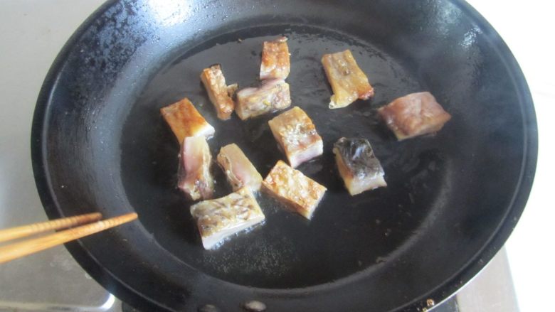 茄子咸鱼煲,煎到金黄后翻面将另一面煎也煎至金黄;