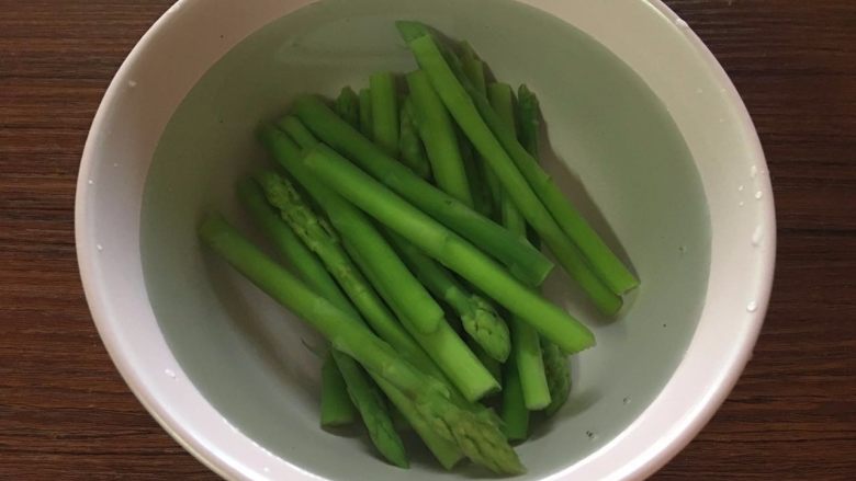 培根蔬菜卷,将焯水好的芦笋放冷水中,备用