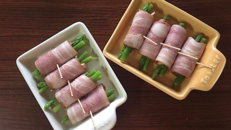 培根蔬菜卷,用牙签固定,依次放入小烤盘中