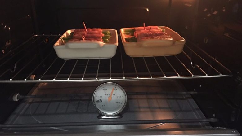 培根蔬菜卷,烤箱预热200度,中层,热风循环上下火10分钟左右,在烤好的培根蔬菜卷上撒上适量<a style='color:red;display:inline-block;' href='/shicai/ 134340'>黑胡椒粉</a>
