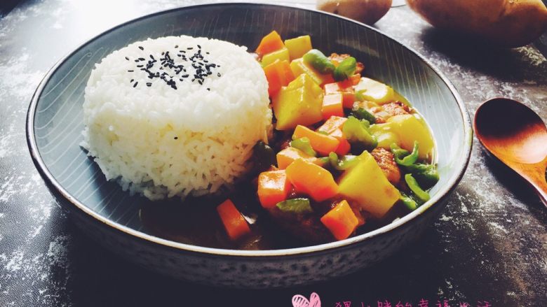 咖喱鸡排饭,米饭盛碗里,放入炸好的鸡胸,浇上炖好的咖喱即可。。拌饭真的是美味,谁吃谁知道。。