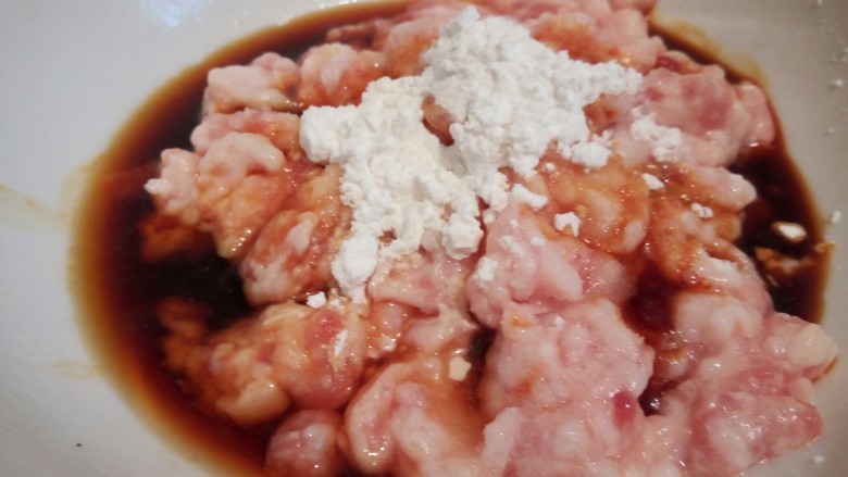 豆腐肉丸子,加生抽,料酒,盐,淀粉(也可以放生姜末)