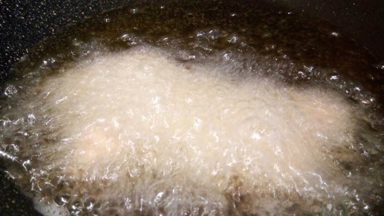 豆腐肉丸子,油多放一点,要没过丸子,油温用筷子试一下,筷子周围冒小泡,就可以把丸子沿着锅边放,开中火炸