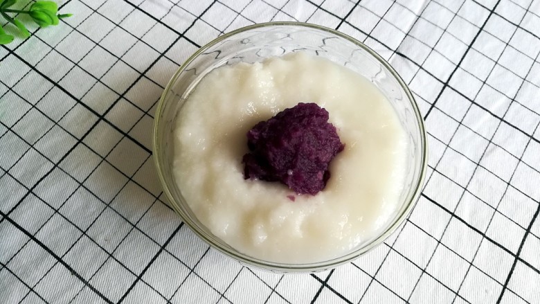 紫薯米糊,将紫薯泥倒入米糊里