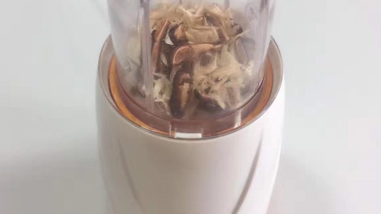 宝宝辅食:香菇虾皮粉,香菇需要烤就一些,取出虾皮后继续烤3分钟左右(这个烘烤时间不能确定,要看食材是否变脆判断)香菇条能轻轻一掰就断了
