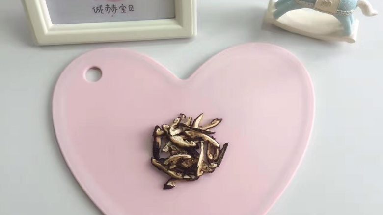 宝宝辅食:香菇虾皮粉,干菇洗净,切成薄厚均匀的<a style='color:red;display:inline-block;' href='/shicai/ 230'>香菇</a>条