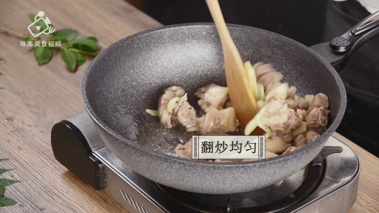 最热大暑时,补脾健胃“子姜鸭”,加入鸭肉翻炒