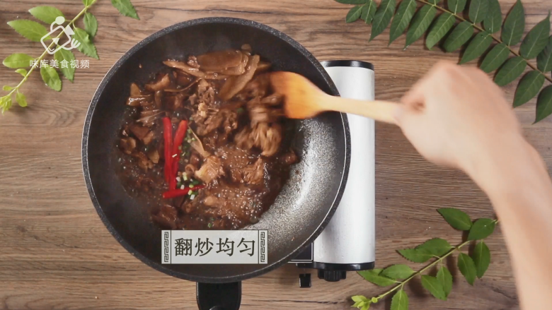 最热大暑时,补脾健胃“子姜鸭”,翻炒均匀