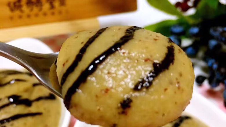 宝宝辅食❥奶香莲藕泥,宝贝六个月就可以食用,将奶香莲藕红枣泥盛入碗中然后淋些黑芝麻核桃酱;食用时拌匀即可