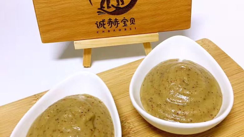 宝宝辅食❥奶香莲藕泥,莲藕加入配方奶用料理机打成泥、然后加入去核的红枣继续打成奶香莲藕红枣泥