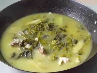 酸菜鱼,大火烧开,中火煮20分钟左右至鱼汤变白
⚠️火不要太大
再加入盐,把汤中的料都捞出来铺在碗底。
⚠️各家口味不一样,一定要调自己的口味