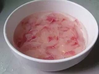 酸菜鱼,开好的鱼片,用一汤匙盐搓洗一遍后,冲水反复淘洗成晶莹透明的鱼片。
⚠️一定要洗成透明的鱼片,鱼肉比较有口感,而且清爽