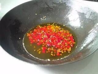酸菜鱼,锅里放油,凉油的时候就放入花椒和辣椒圈,小火烧,注意看辣椒,变得红中微黄且油亮干酥。
⚠️仔细观察别熬过火了