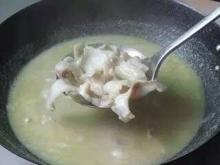 酸菜鱼,然后大火烧鱼汤,鱼片一点点放入,晃动锅,最上面的鱼片大概7成熟捞出放在碗上面