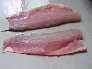 酸菜鱼,鱼肉洗净,刀倾斜着片掉鱼骨和鱼腩,剩下净鱼肉