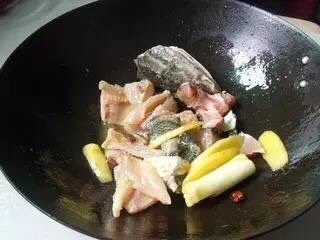 酸菜鱼,锅里放油,加入<a style='color:red;display:inline-block;' href='/shicai/ 3250'>葱</a>、姜、蒜炒香,放入鱼头、鱼尾、鱼骨头、鱼皮等,炒1分钟左右